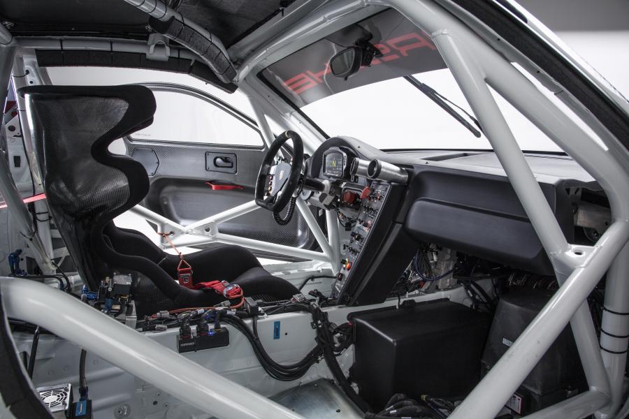 Интерьер Porsche 911 GT3 R (991) 2016 года  (фото 12 из 15)